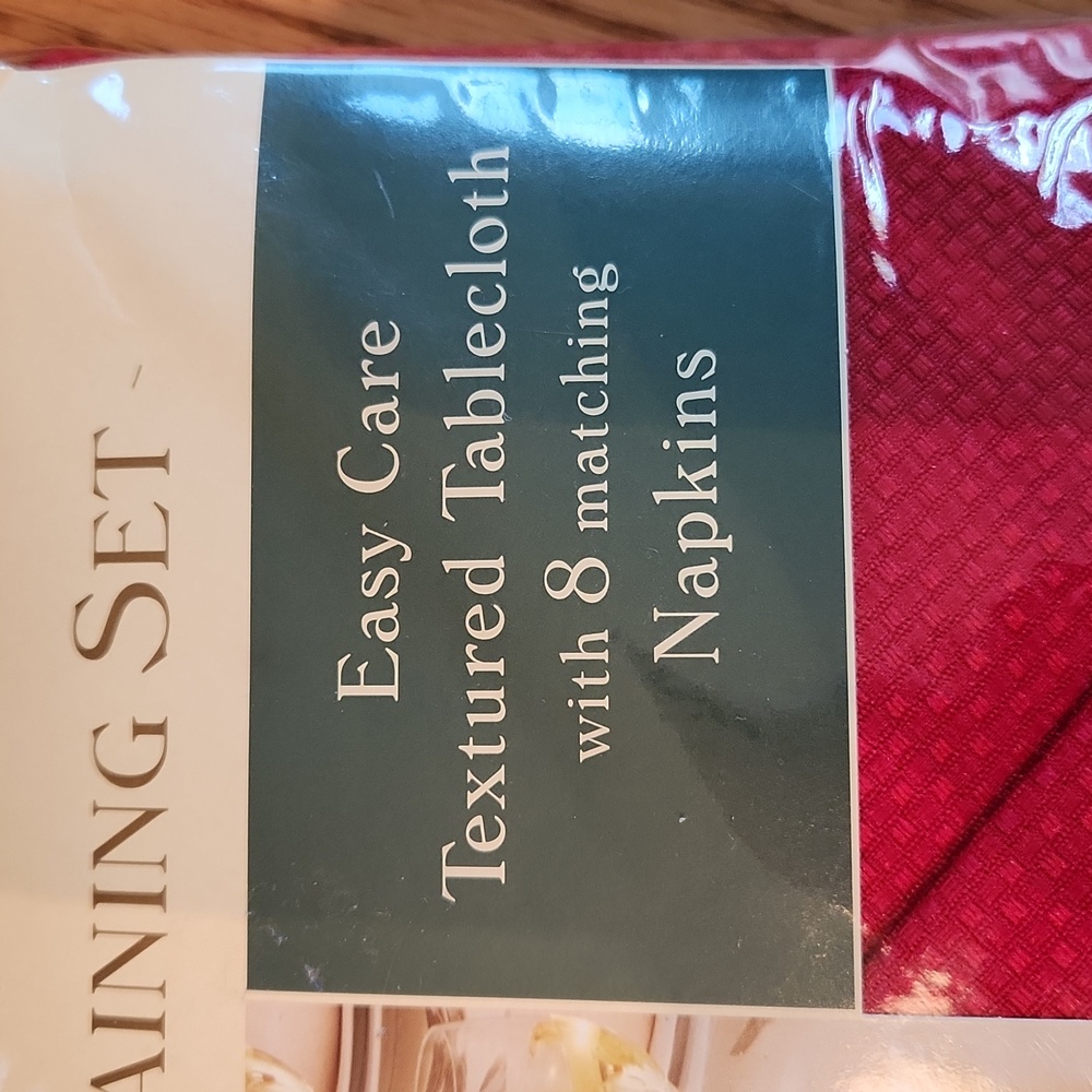 Tablecloth and 8 matching napkins